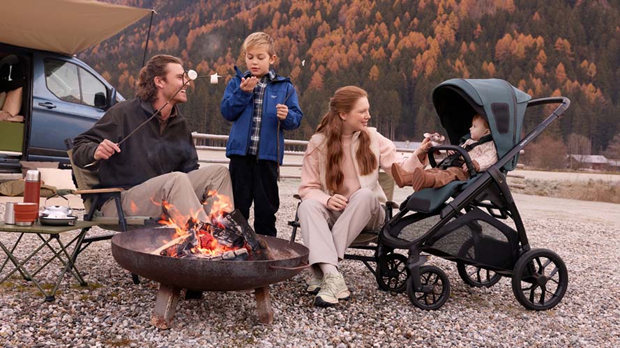 Familia disfrutando en la playa con carrito Inglesina Aptica XT, ideal para paseos en terrenos irregulares con ni&ntilde;os peque&ntilde;os